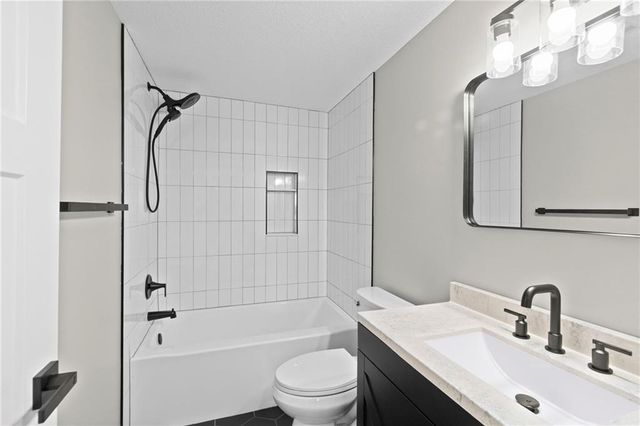 700 Harr Grove Road, Peculiar, MO 64078