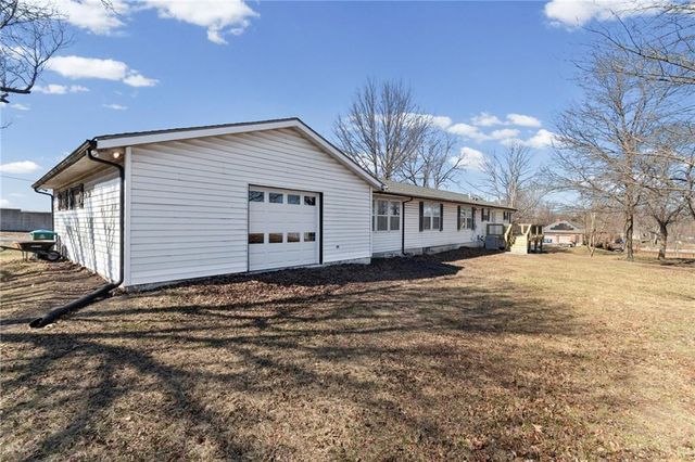 700 Harr Grove Road, Peculiar, MO 64078