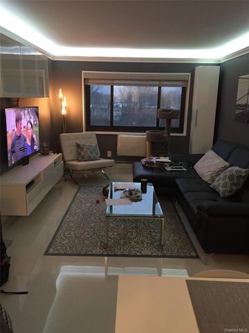 666 Pelham Road 3A, New Rochelle, NY 10805