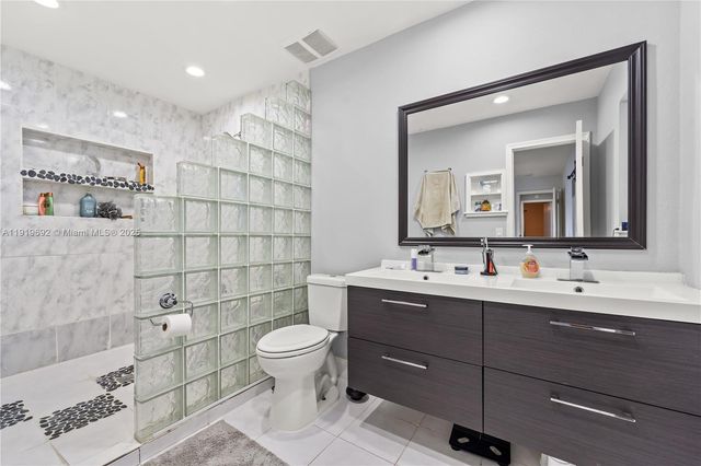 9480 NW 26th St, Sunrise, FL 33322