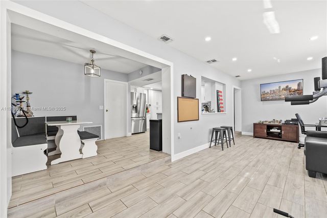 9480 NW 26th St, Sunrise, FL 33322