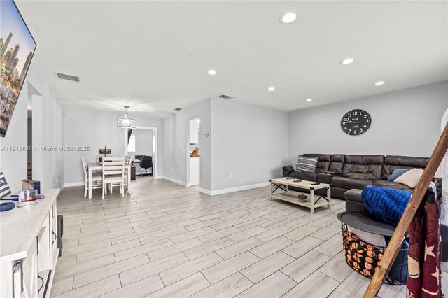 9480 NW 26th St, Sunrise, FL 33322