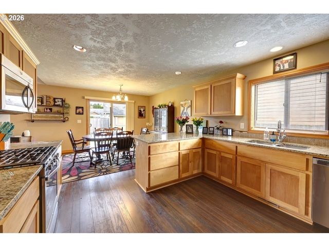 332 Sw KALMIA Ave, Warrenton, OR 97146