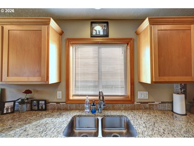 332 Sw KALMIA Ave, Warrenton, OR 97146