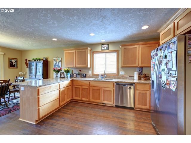 332 Sw KALMIA Ave, Warrenton, OR 97146