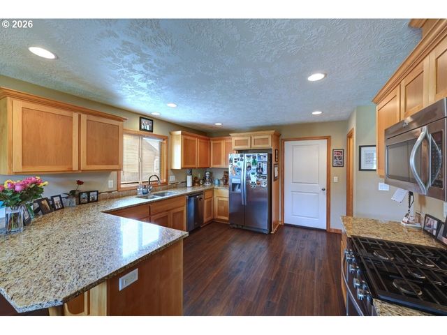 332 Sw KALMIA Ave, Warrenton, OR 97146