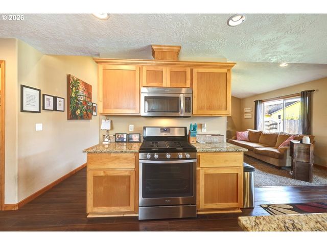 332 Sw KALMIA Ave, Warrenton, OR 97146