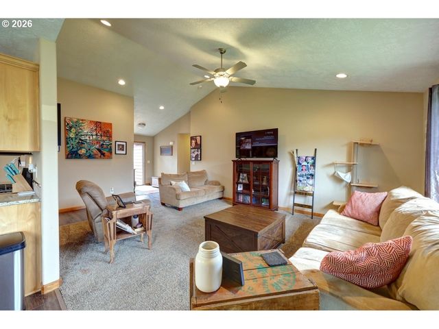 332 Sw KALMIA Ave, Warrenton, OR 97146