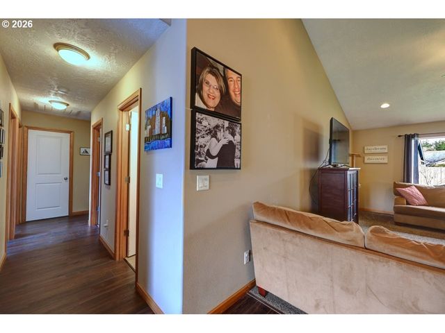 332 Sw KALMIA Ave, Warrenton, OR 97146