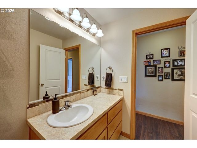 332 Sw KALMIA Ave, Warrenton, OR 97146