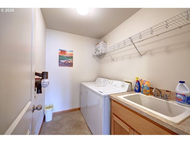 332 Sw KALMIA Ave, Warrenton, OR 97146