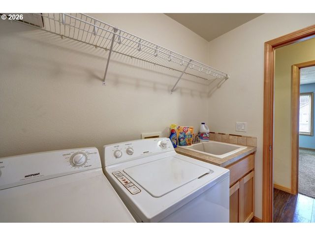 332 Sw KALMIA Ave, Warrenton, OR 97146