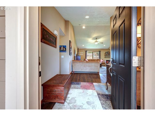 332 Sw KALMIA Ave, Warrenton, OR 97146