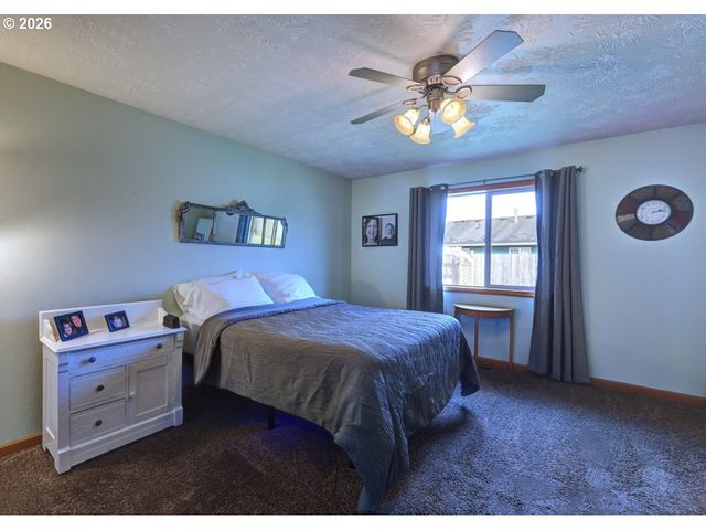 332 Sw KALMIA Ave, Warrenton, OR 97146