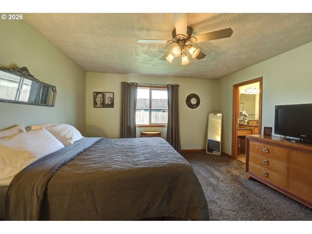 332 Sw KALMIA Ave, Warrenton, OR 97146