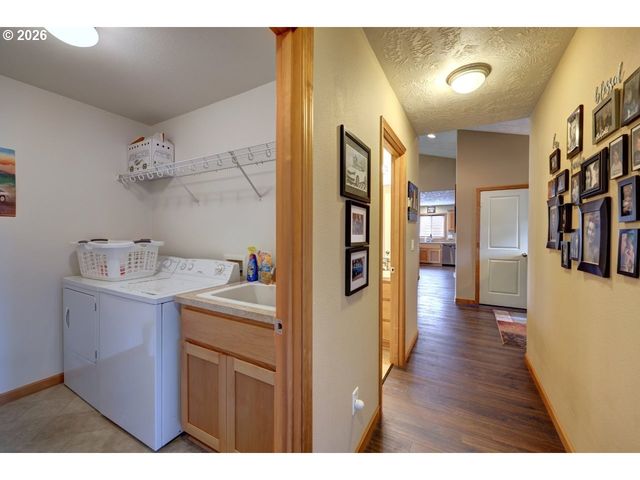 332 Sw KALMIA Ave, Warrenton, OR 97146