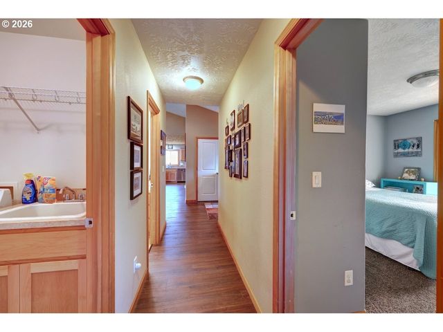 332 Sw KALMIA Ave, Warrenton, OR 97146