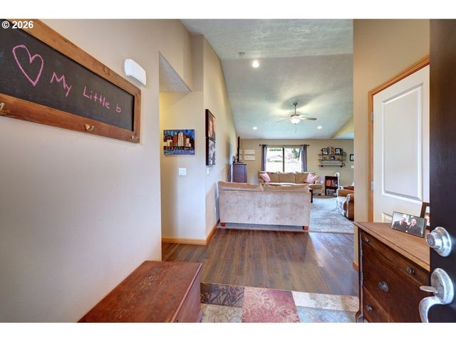 332 Sw KALMIA Ave, Warrenton, OR 97146