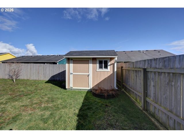 332 Sw KALMIA Ave, Warrenton, OR 97146