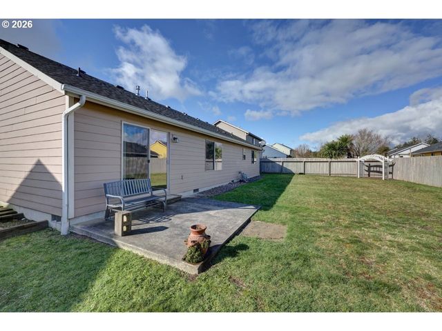332 Sw KALMIA Ave, Warrenton, OR 97146