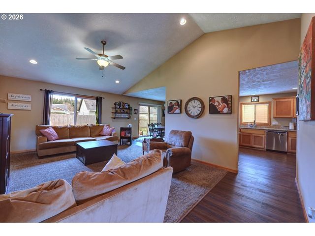 332 Sw KALMIA Ave, Warrenton, OR 97146