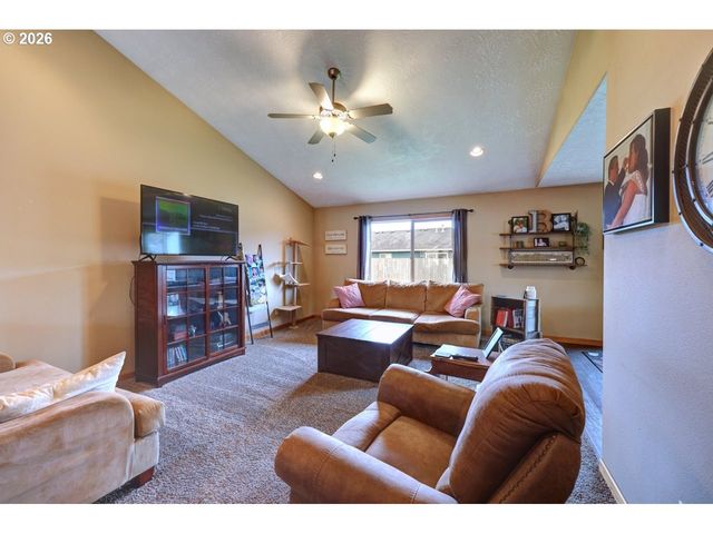 332 Sw KALMIA Ave, Warrenton, OR 97146