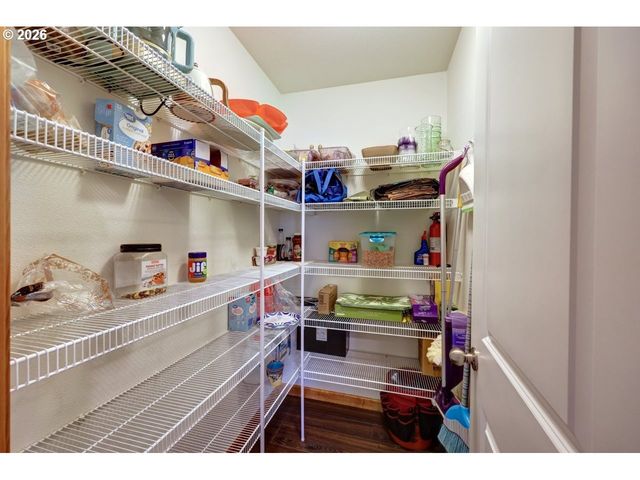 332 Sw KALMIA Ave, Warrenton, OR 97146