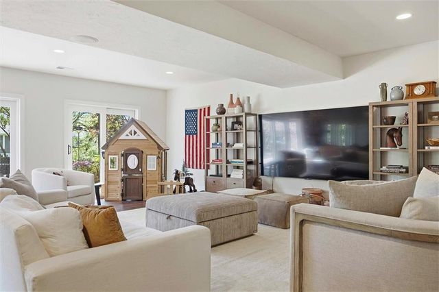 4245 W 124th Terrace, Leawood, KS 66209