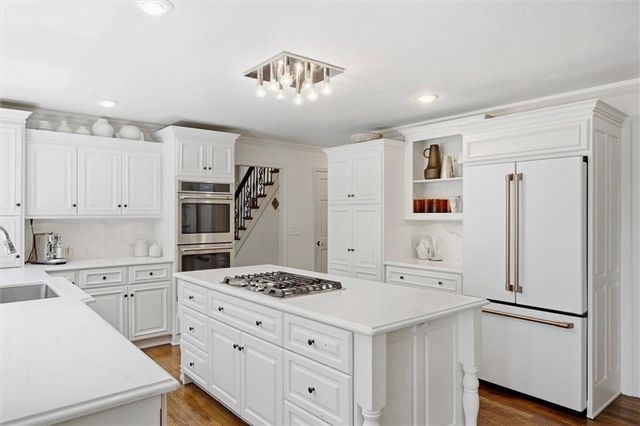 4245 W 124th Terrace, Leawood, KS 66209