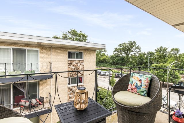 6817 N Olmsted Avenue 201, Chicago, IL 60631