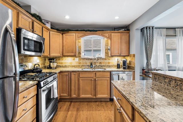 6817 N Olmsted Avenue 201, Chicago, IL 60631