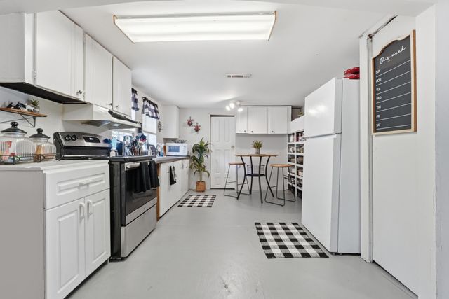 208 Rae Lane, Bonneau, SC 29431
