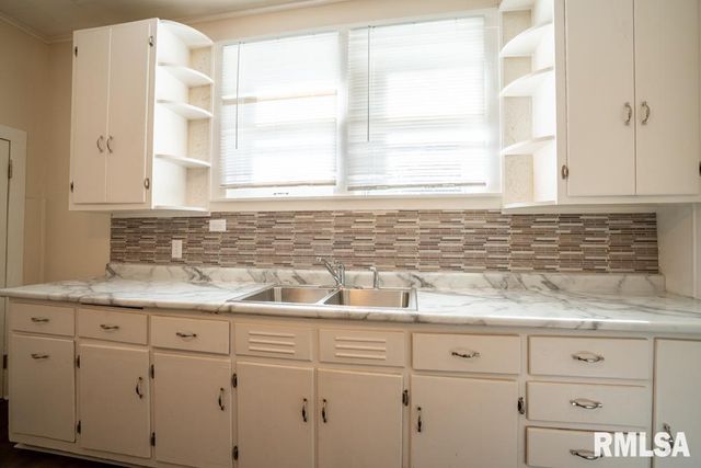 1713 W DEWEY Street, Marion, IL 62959