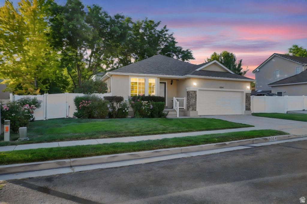 1234 W OAKRIDGE DR, Farmington, UT 84025