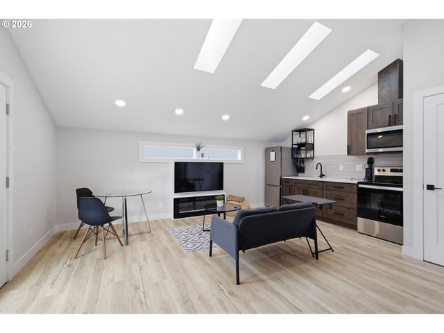 520 ETHAN Ct, Springfield, OR 97477