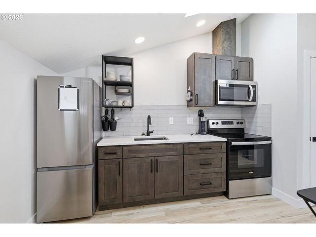 520 ETHAN Ct, Springfield, OR 97477