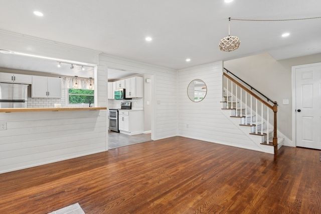 80 Webster St, Douglas, MA 01516