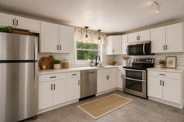 80 Webster St, Douglas, MA 01516