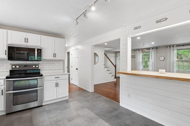 80 Webster St, Douglas, MA 01516