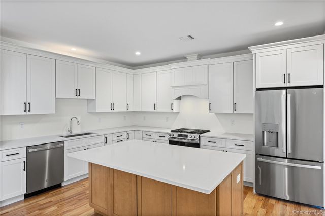7 Jersey Avenue, Miller Place, NY 11764