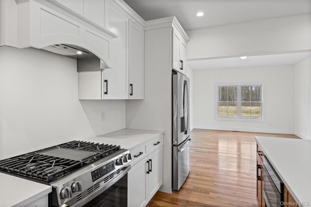 7 Jersey Avenue, Miller Place, NY 11764