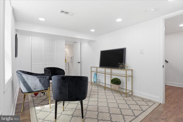 2215 FARRINGTON AVE, Alexandria, VA 22303