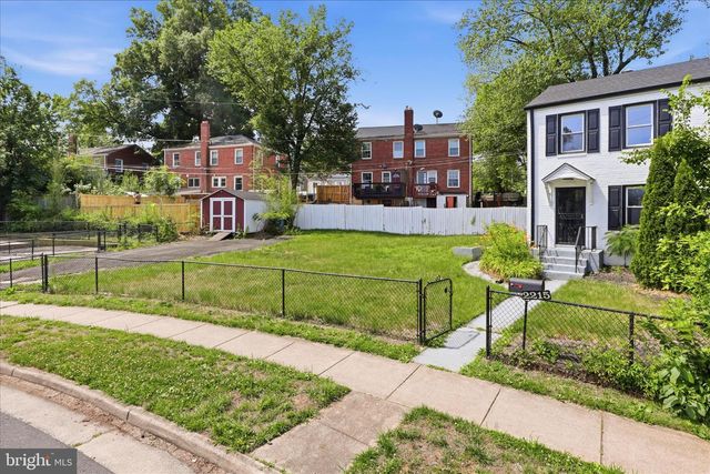 2215 FARRINGTON AVE, Alexandria, VA 22303
