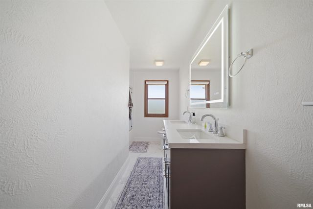 142 LEGION Road, Washington, IL 61571