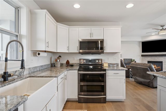 5946 Rock Ridge Dr, Marion, IA 52302