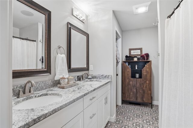 5946 Rock Ridge Dr, Marion, IA 52302