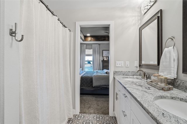 5946 Rock Ridge Dr, Marion, IA 52302