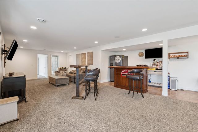 5946 Rock Ridge Dr, Marion, IA 52302