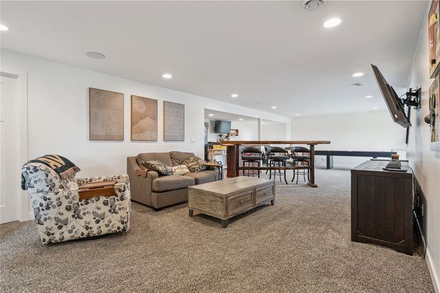 5946 Rock Ridge Dr, Marion, IA 52302