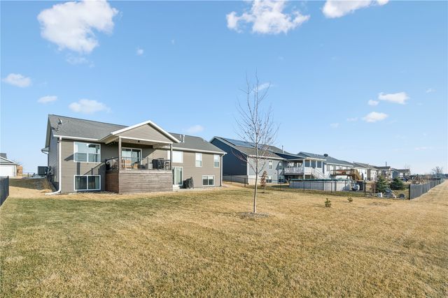 5946 Rock Ridge Dr, Marion, IA 52302